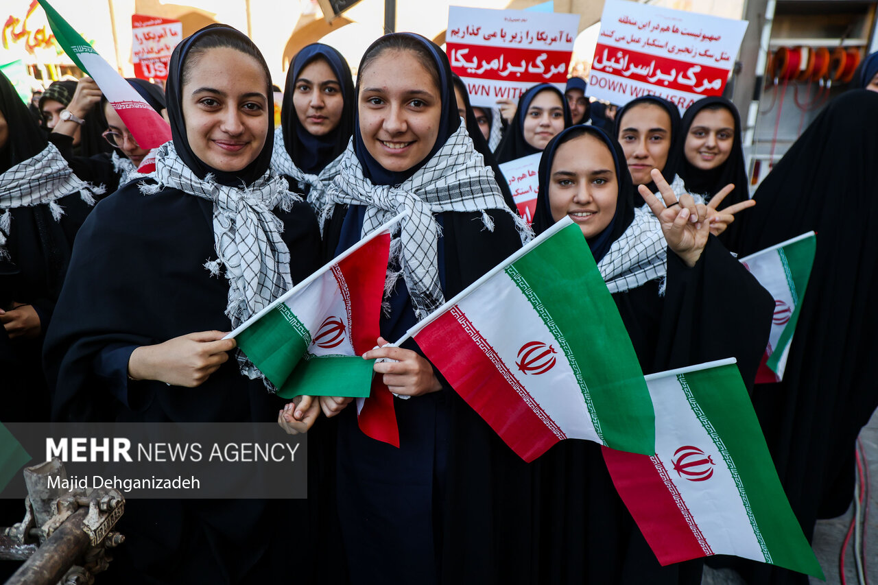 ملت استکبارستیز ایران به دشمن پاسخی قاطع دادند/میزبانی بسیج شهرداری از راهپیمایان - خبرگزاری دانش نامه | اخبار ایران و جهان